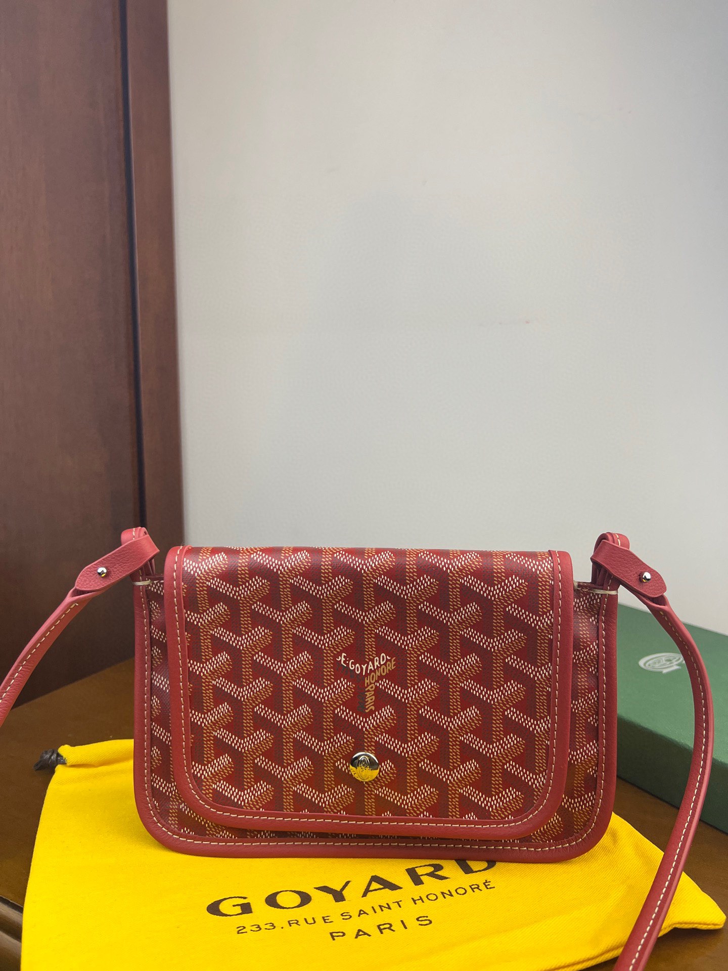 G09ard Plumet Pouch Red ( 5.5H 8W 0.9D)