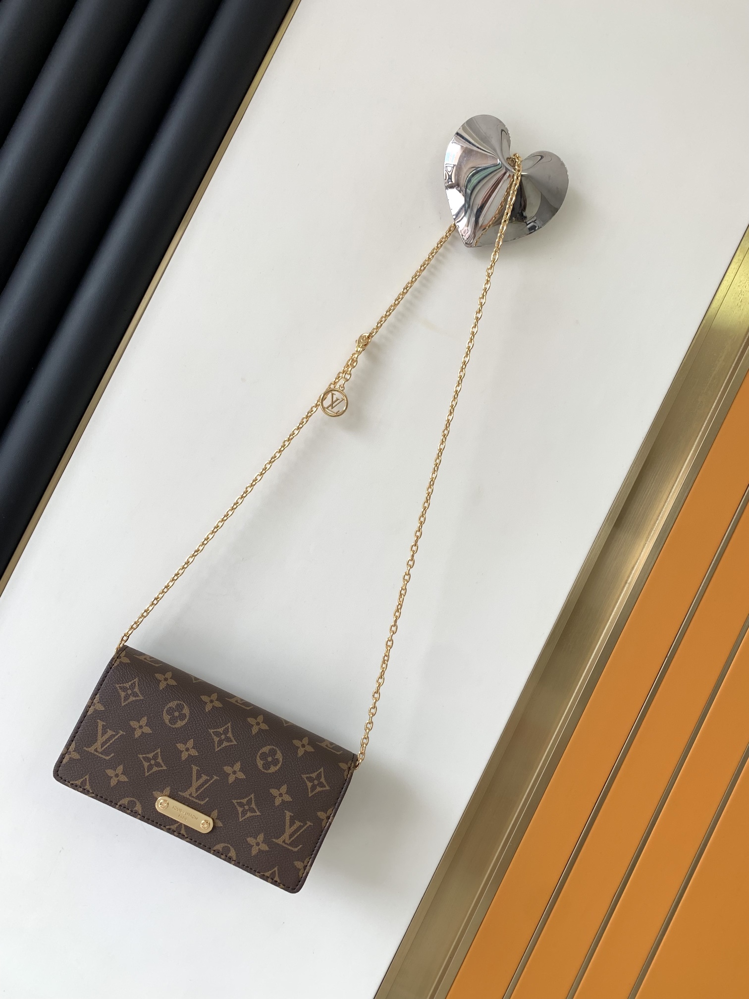 L0vis Vvtt0n Wallet On Chain Lily Monogram