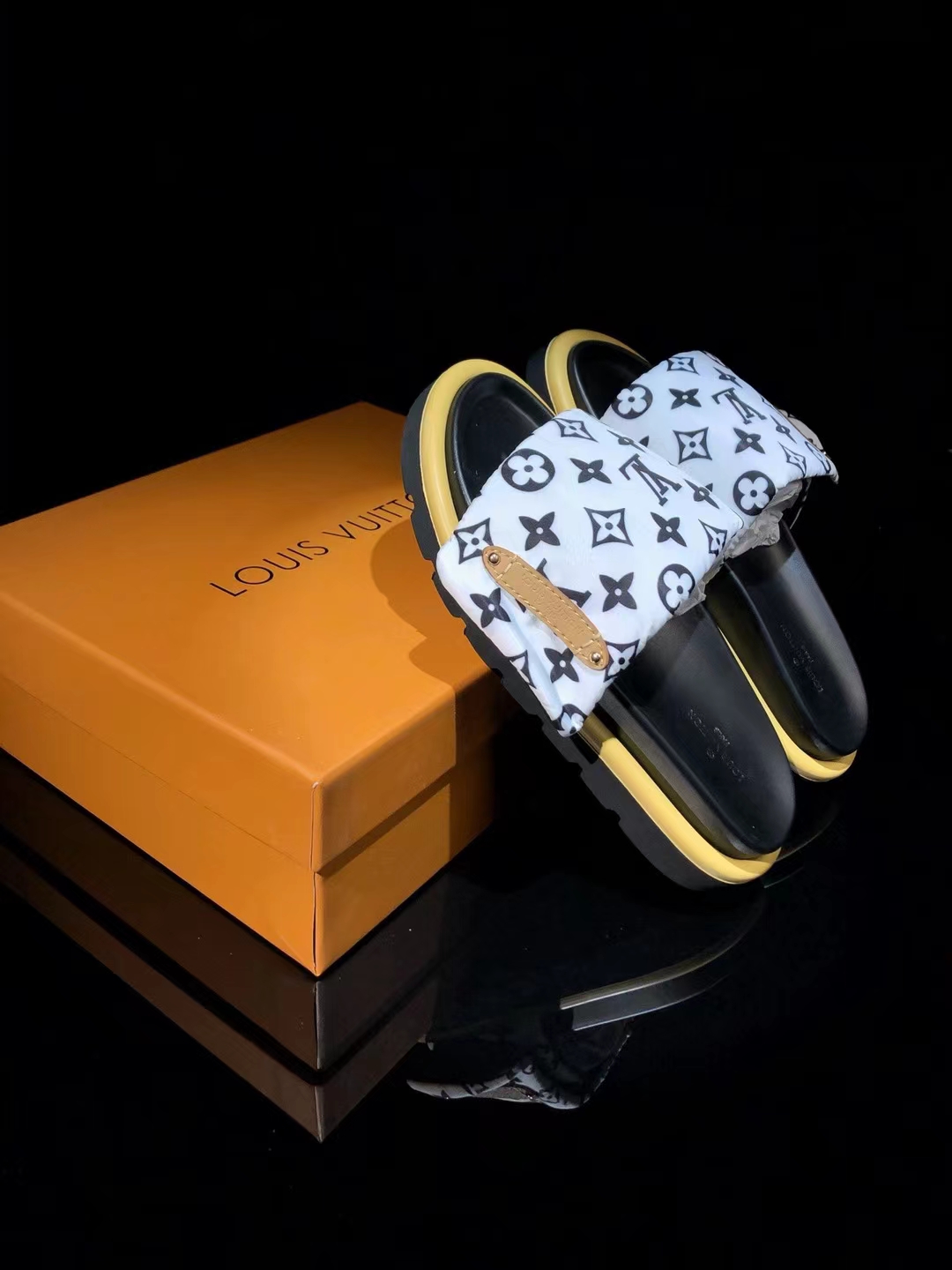 L0vis Vvtt0n slippers