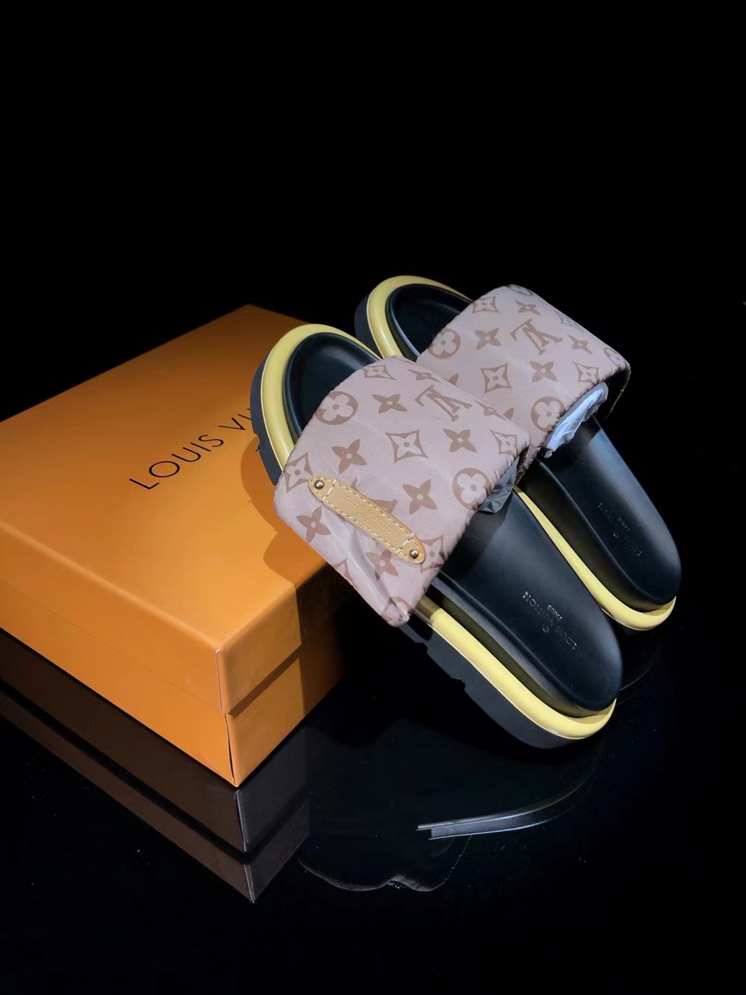 L0vis Vvtt0n slippers