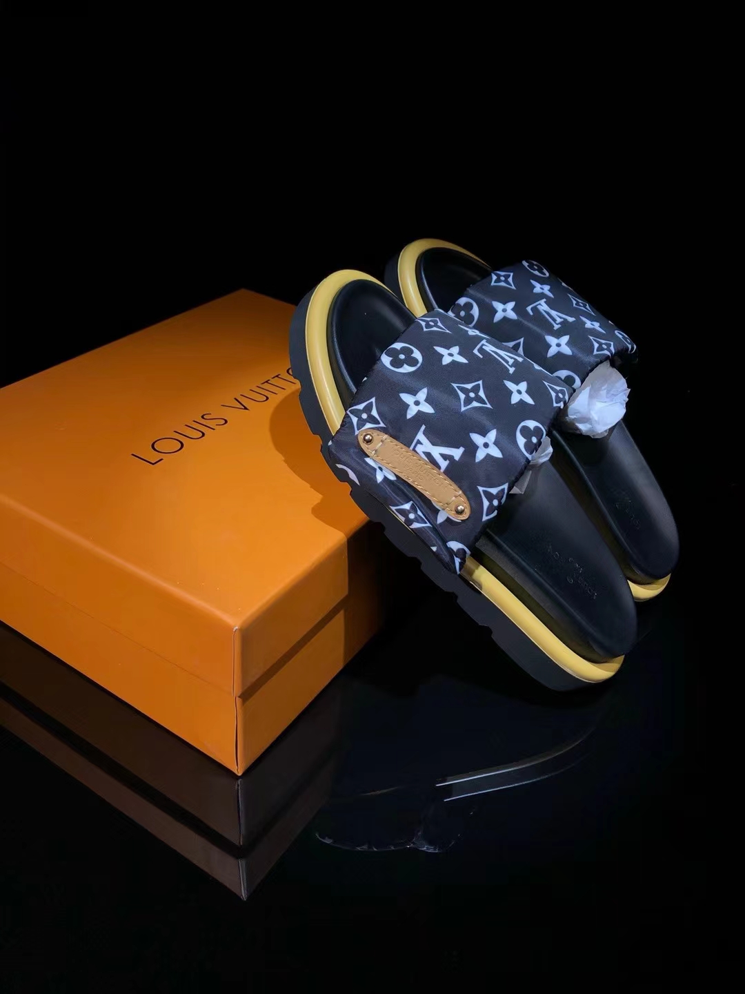 L0vis Vvtt0n slippers