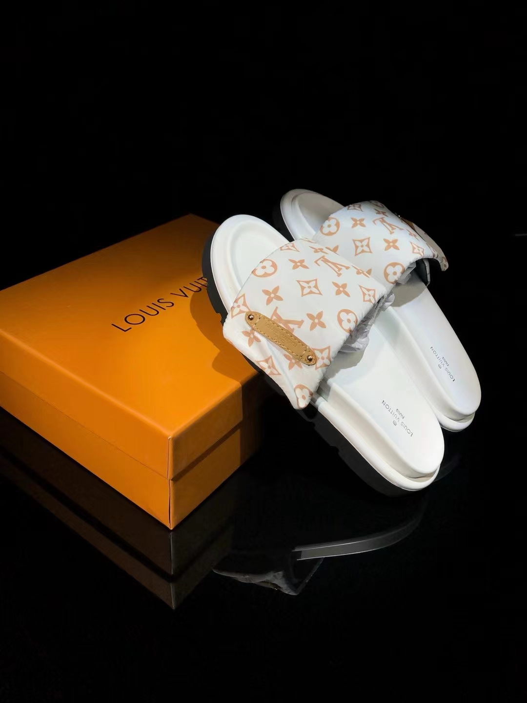 L0vis Vvtt0n slippers