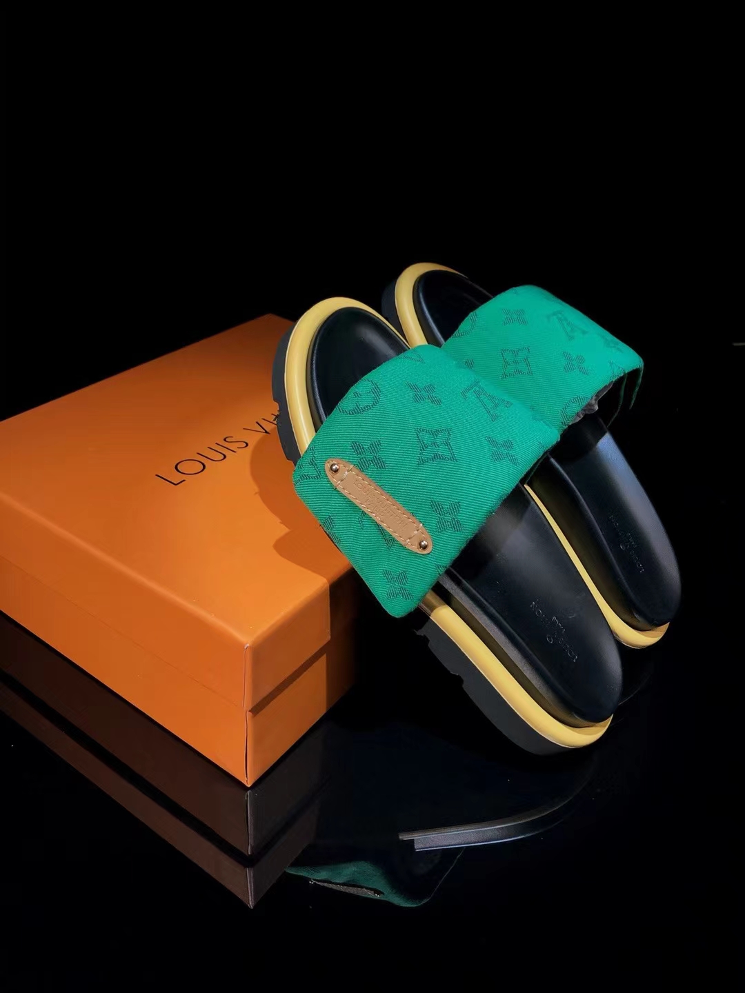 L0vis Vvtt0n slippers