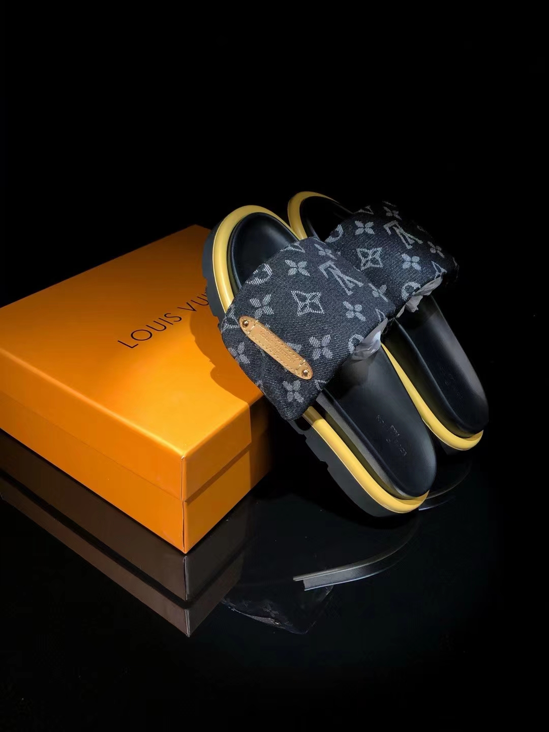 L0vis Vvtt0n slippers