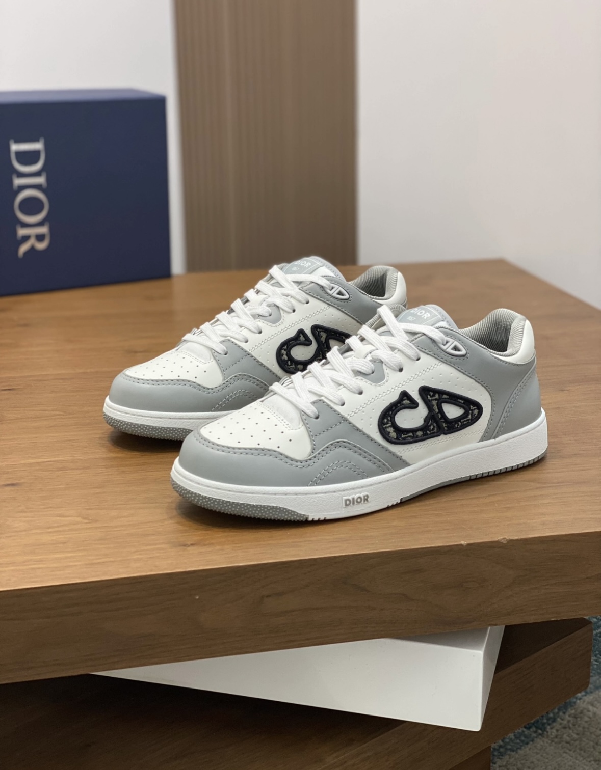 D10r B57 Low-Top Sneaker