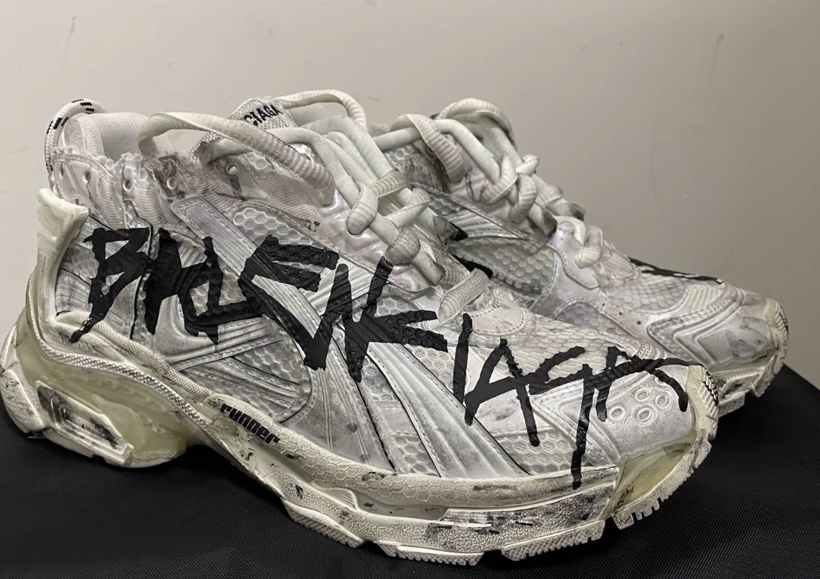 Ba1en*iaga Runner Gradient White / Black