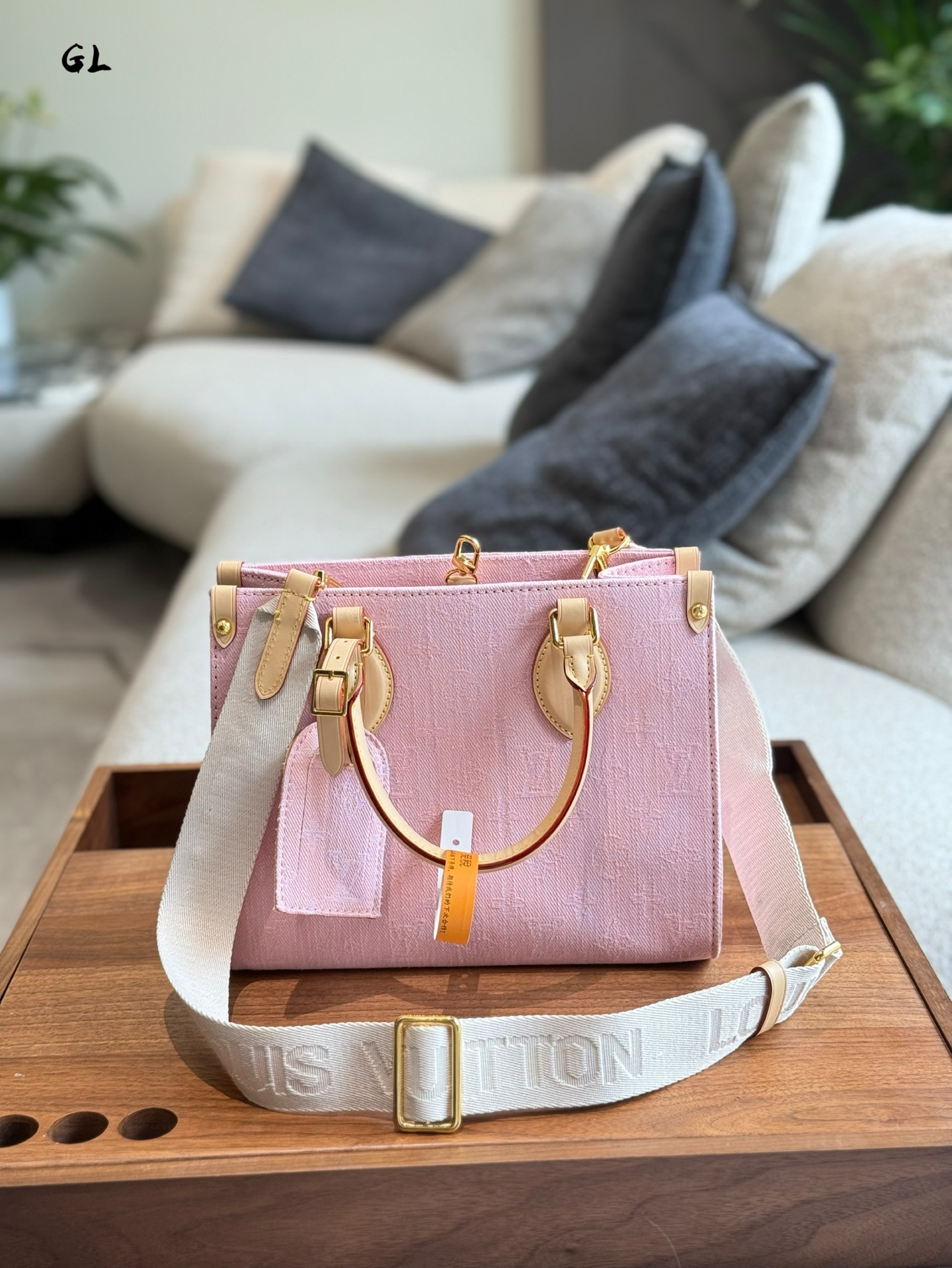 L0vis Vvtt0n OnTheGo