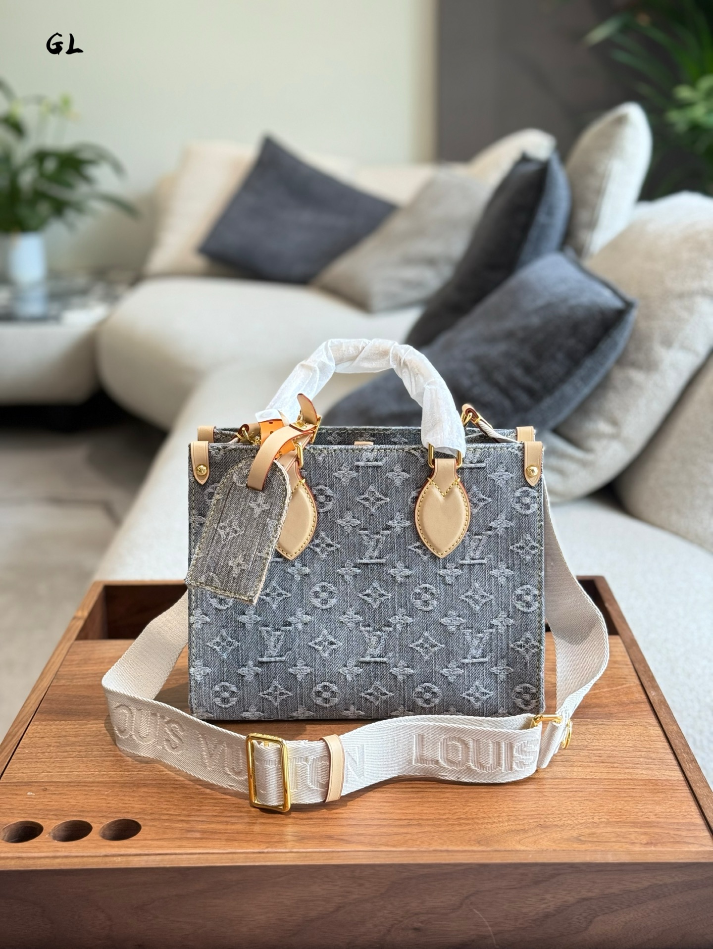 L0vis Vvtt0n OnTheGo