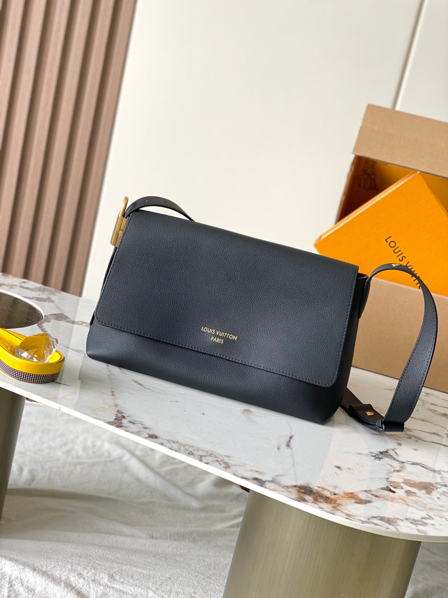 L0vis Vvtt0n Low key messenger