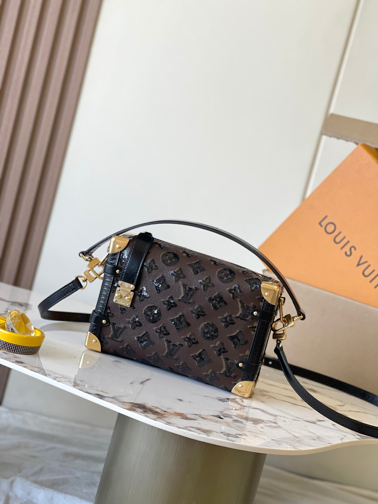 L0vis Vvtt0n side trunk